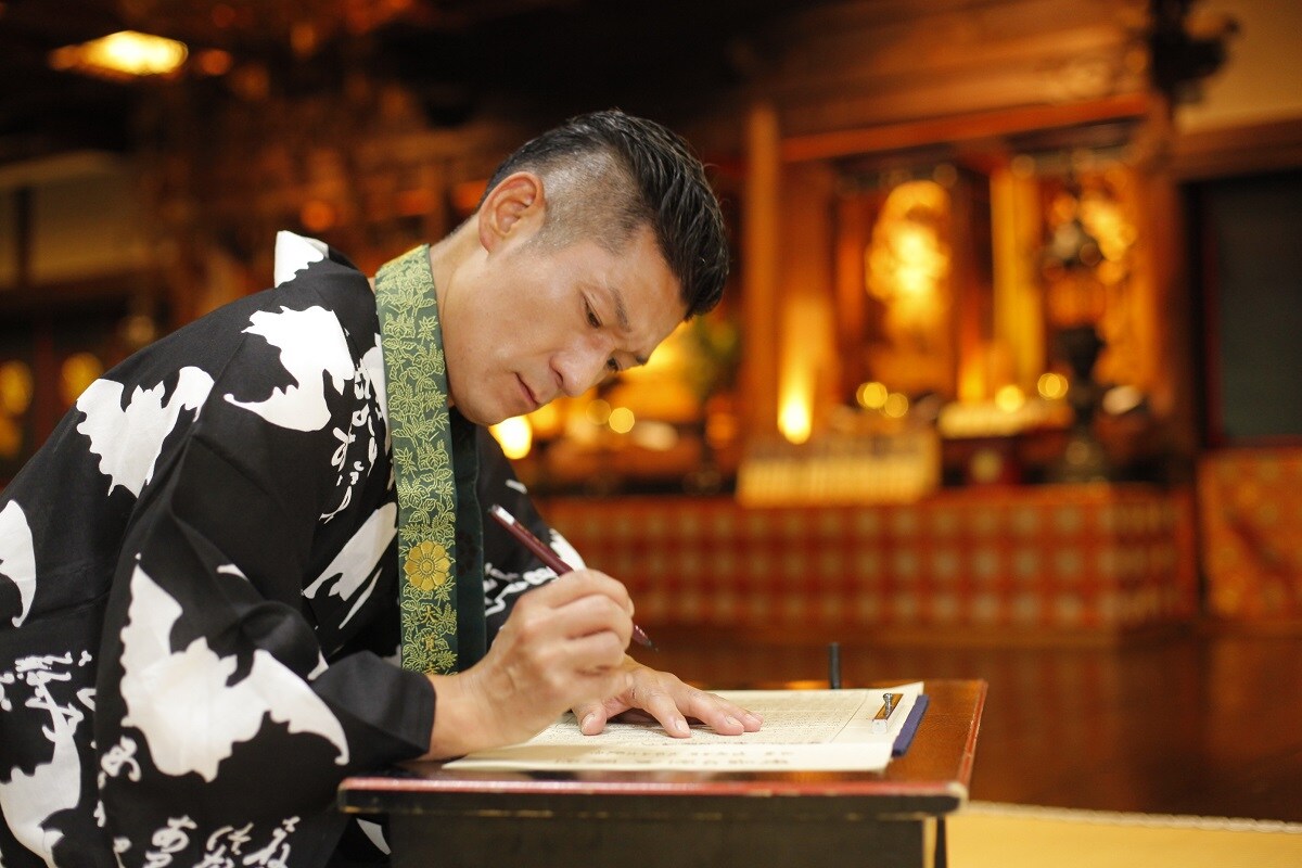 笑い飯哲夫が写経サークル「哲夫塾」発足、大覚寺カフェプロジェクト2年目