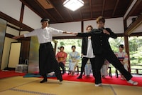 チュートリアル徳井にダンスをレクチャーするエグスプロージョン。