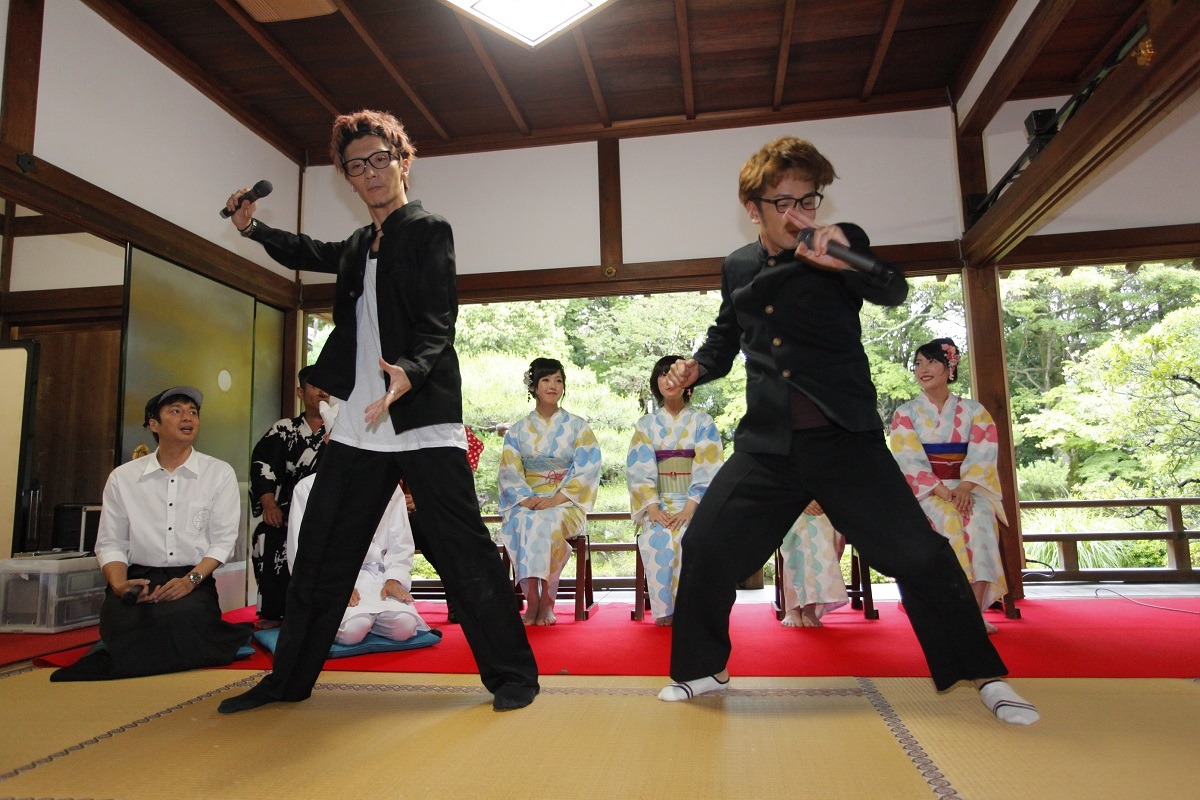 ダンスを披露するエグスプロージョン。