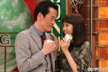 左から遠藤憲一、桐谷美玲。