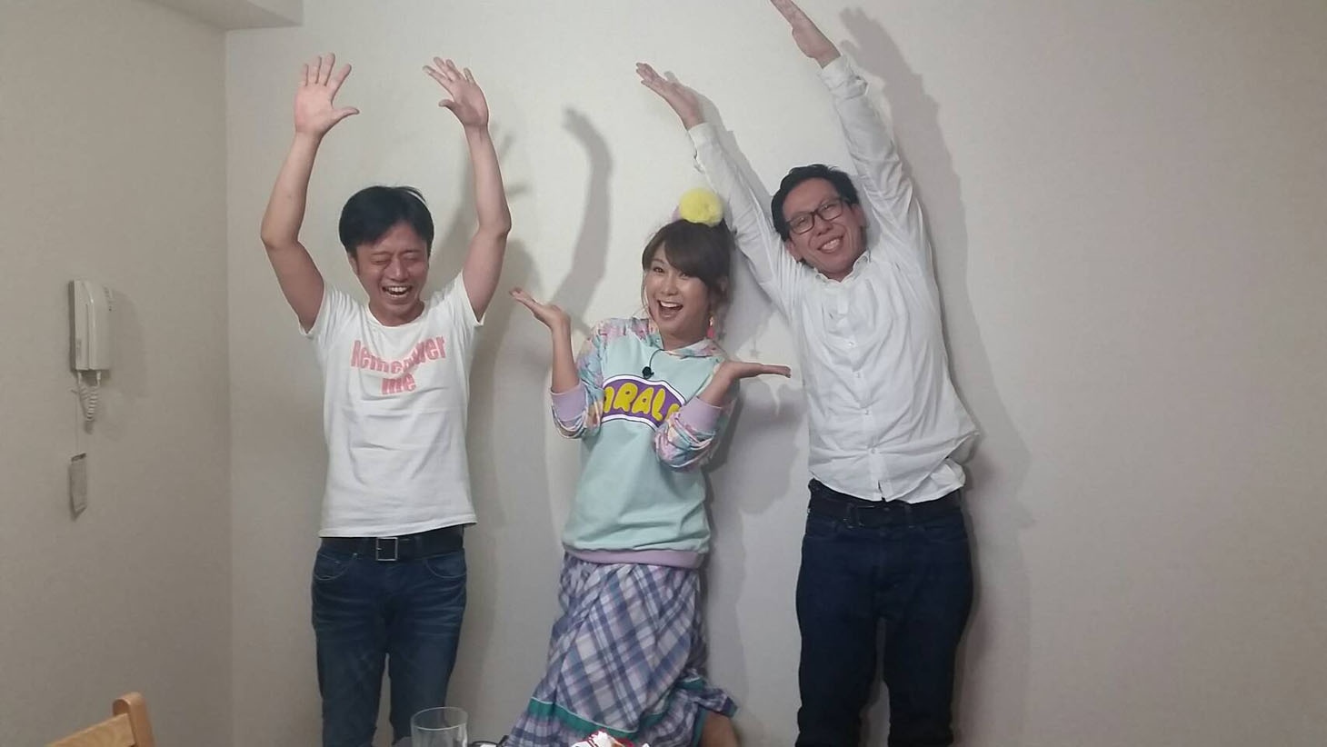 かつて住んでいた部屋を訪れたはるな愛（中央）。(c)テレビ東京