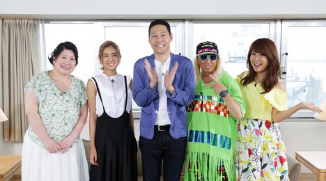「昔ココ住んでました！っと芸能人が訪ねてくるTV」のMCを務める東野幸治（中央）。(c)テレビ東京
