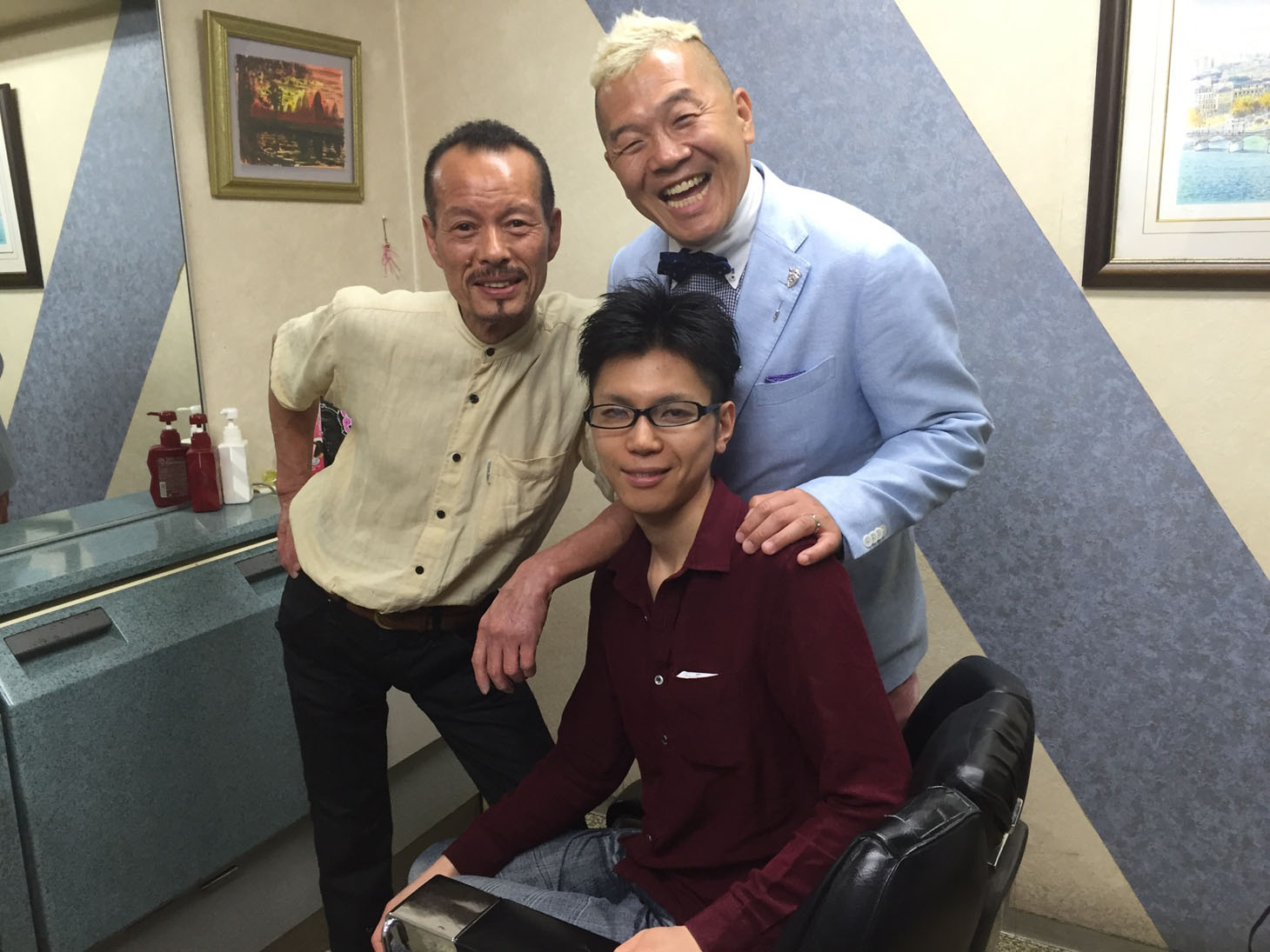 トレードマークのヘアースタイルを作った床屋さんを訪問したキャイ～ン・ウド鈴木ら。(c)テレビ東京