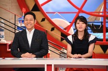 （左から）東野幸治、竹崎由佳アナウンサー。(c)関西テレビ