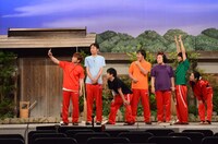 リハーサル中、写真撮影するメンバー。