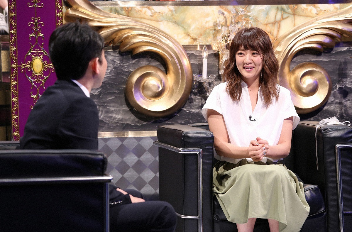 左から有吉弘行、みかん。(c)日本テレビ