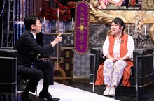 左から有吉弘行、久保田磨希。(c)日本テレビ