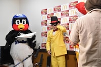 始球式後の囲み取材の様子。