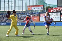 試合を盛り上げる怪盗ナゲッツ。