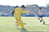 ダンスパフォーマンスを披露する怪盗ナゲッツ。