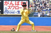 お決まりの「ナゲッツ！」のポーズを決める怪盗ナゲッツ。