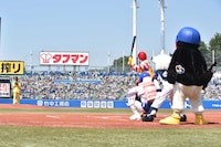 マウンドに立つ怪盗ナゲッツ。