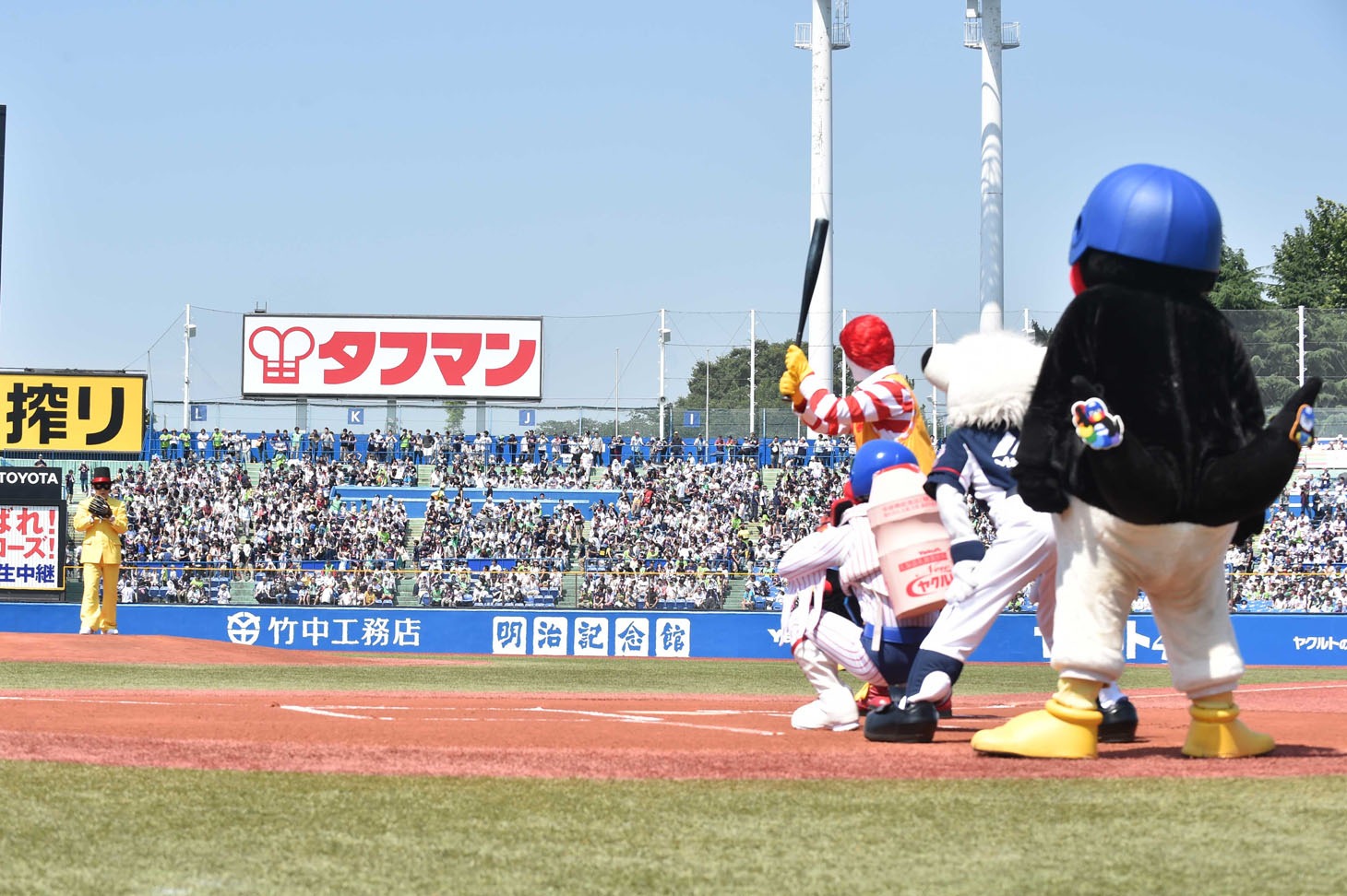 マウンドに立つ怪盗ナゲッツ。