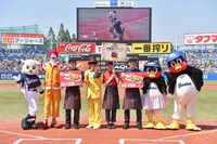 始球式に登場した怪盗ナゲッツ（左から4人目）。