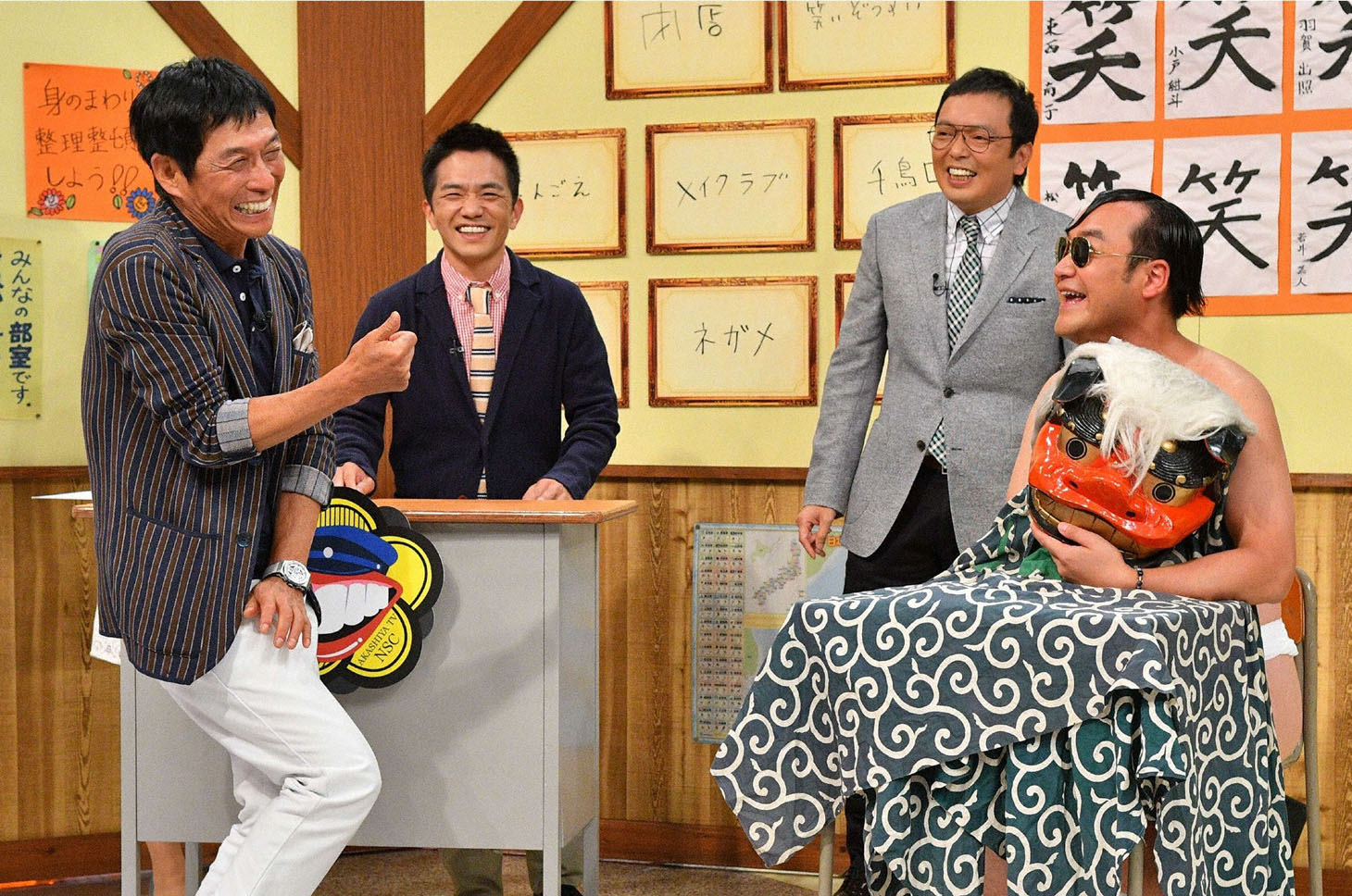 明石家さんまに進路相談するたむらけんじ（右端）。(c)MBS