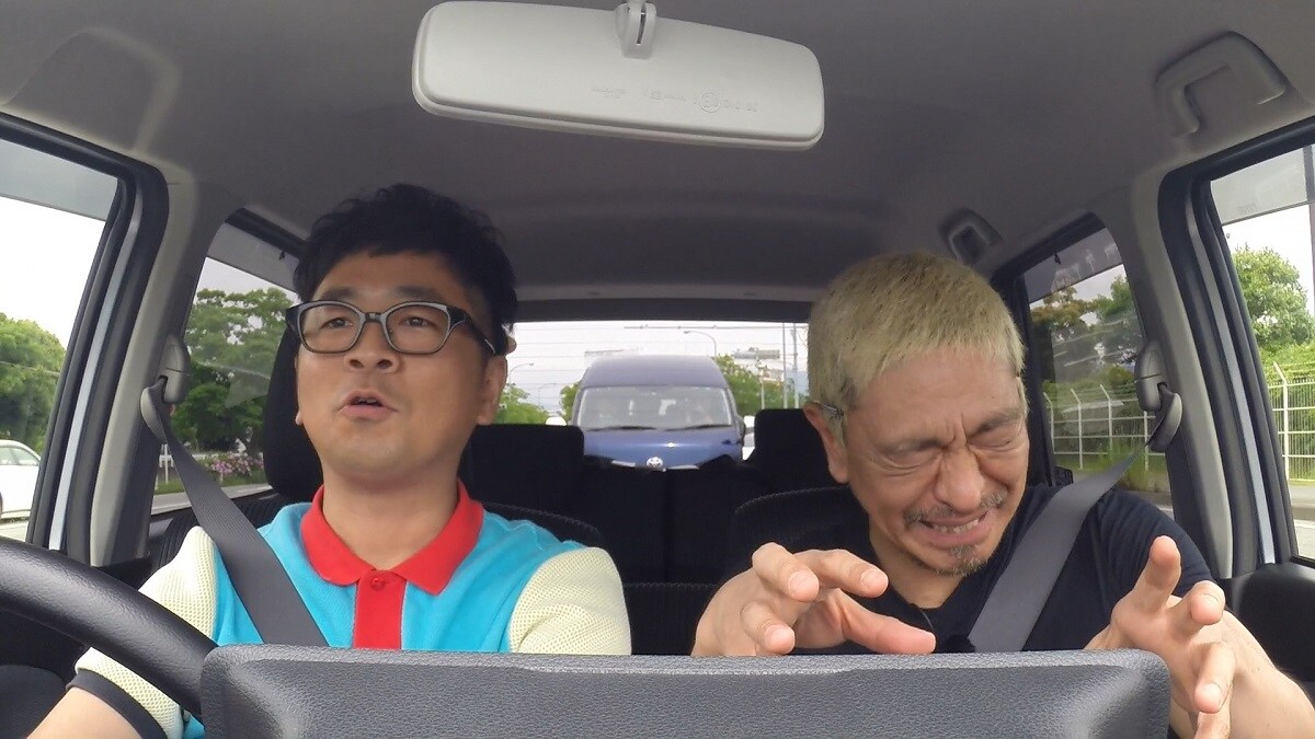 左からパンクブーブー黒瀬、松本人志。(c)FBS