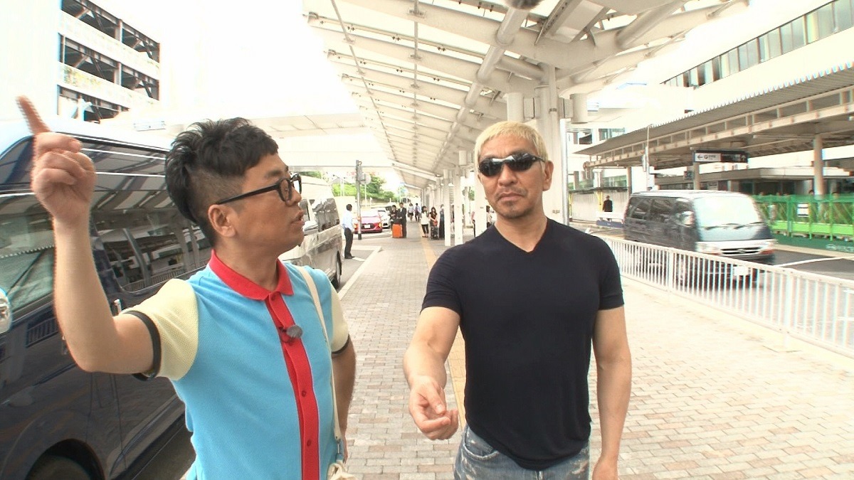 左からパンクブーブー黒瀬、松本人志。(c)FBS