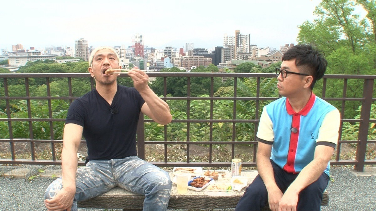左から松本人志、パンクブーブー黒瀬。(c)FBS