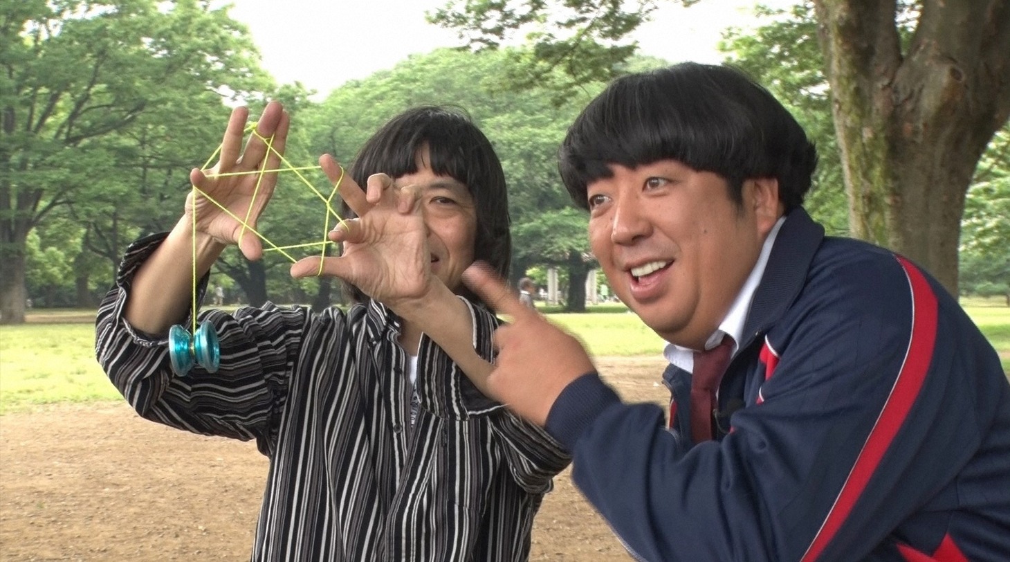 バナナマン日村（右）と、新たなB組生徒・滝本くん。(c)TBS