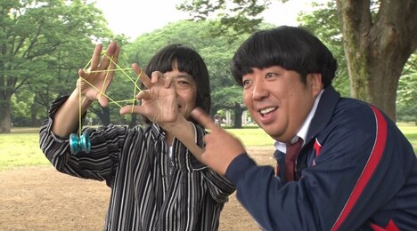 バナナマン日村（右）と、新たなB組生徒・滝本くん。(c)TBS