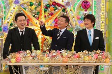 「くりぃむvs林修！早押しクイズサバイバー2016夏」に出演する、（左から）くりぃむしちゅー、林修。(c)テレビ朝日