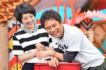 MCのダウンタウン浜田とアシスタントの藤林温子（MBSアナウンサー）。