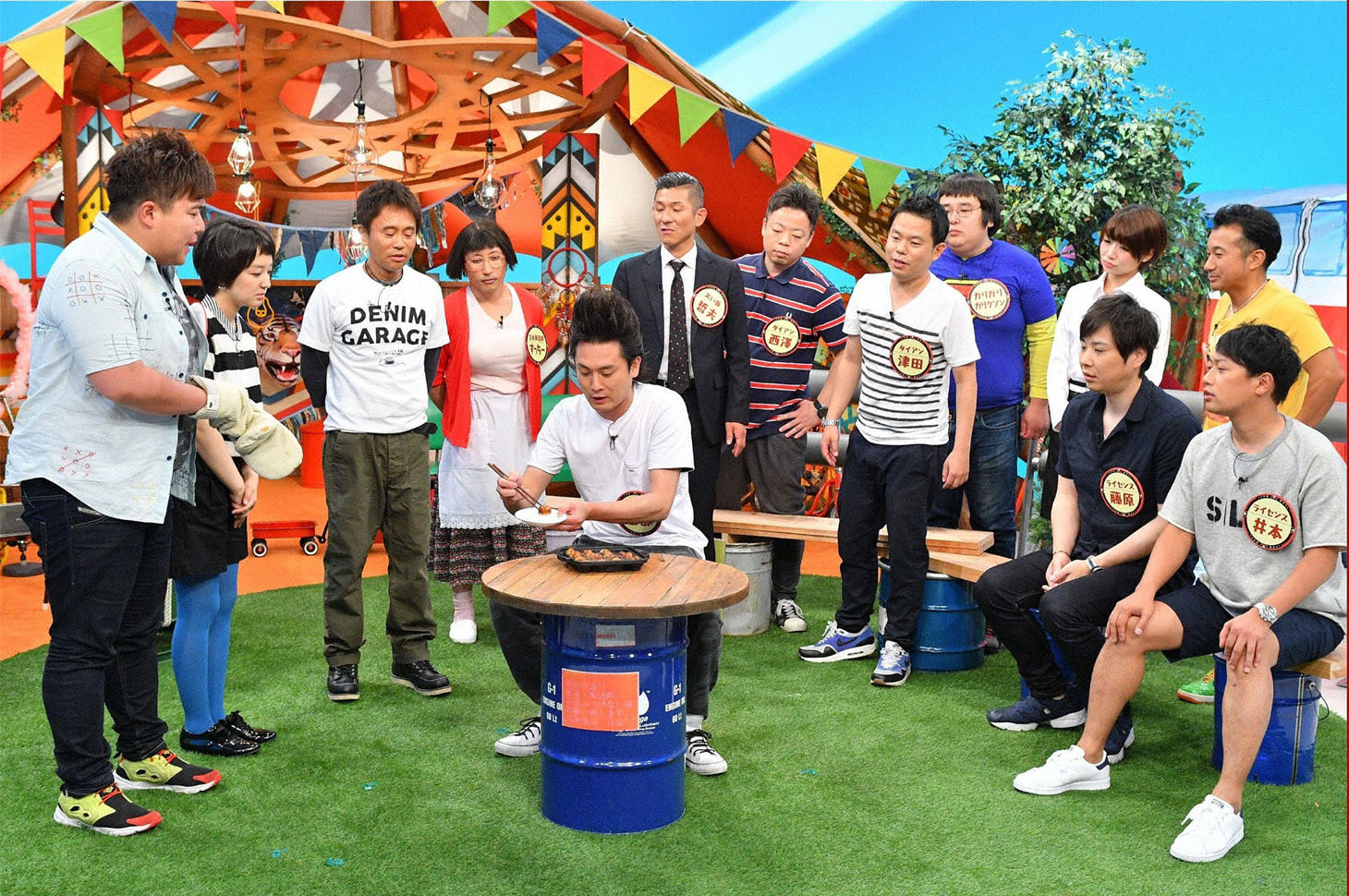 アツアツのたこ焼きを食べる岩部と、それを見守る出演者たち。(c)MBS