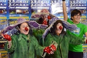 「SLAVA'S SNOWSHOW スラバのスノーショー」に出演するおかずクラブ・ゆいPとゆりやんレトリィバァ。
