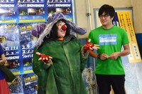 二人羽織のような動きで意気込みを語るゆりやんレトリィバァ。