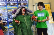 二人羽織のような動きで意気込みを語るゆりやんレトリィバァ。