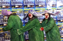 フリッシュに捕まって歩く練習をするゆりやんレトリィバァとおかずクラブ・ゆいP。