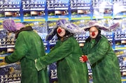 フリッシュに捕まって歩く練習をするゆりやんレトリィバァとおかずクラブ・ゆいP。