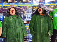 左から、おかずクラブ・ゆいPとゆりやんレトリィバァ。