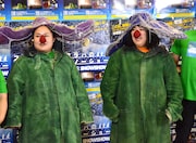 左から、おかずクラブ・ゆいPとゆりやんレトリィバァ。
