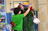 突然ダンスに誘われるおかずクラブ・オカリナ。