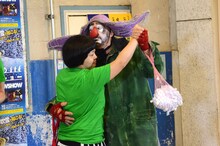 突然ダンスに誘われるおかずクラブ・オカリナ。