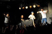 コラボコントを展開するエレキコミックとTKO。（写真提供：Yuji Honda）