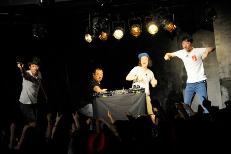 コラボコントを展開するエレキコミックとTKO。（写真提供：Yuji Honda）