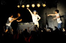 コラボコントを展開するエレキコミックとTKO。（写真提供：Yuji Honda）