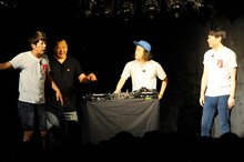 コラボコントを展開するエレキコミックとTKO。（写真提供：Yuji Honda）