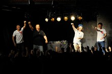 コラボコントを展開するエレキコミックとTKO。（写真提供：Yuji Honda）