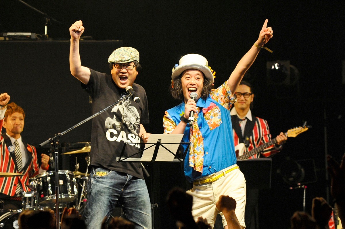 左から六角精児、やついいちろう。