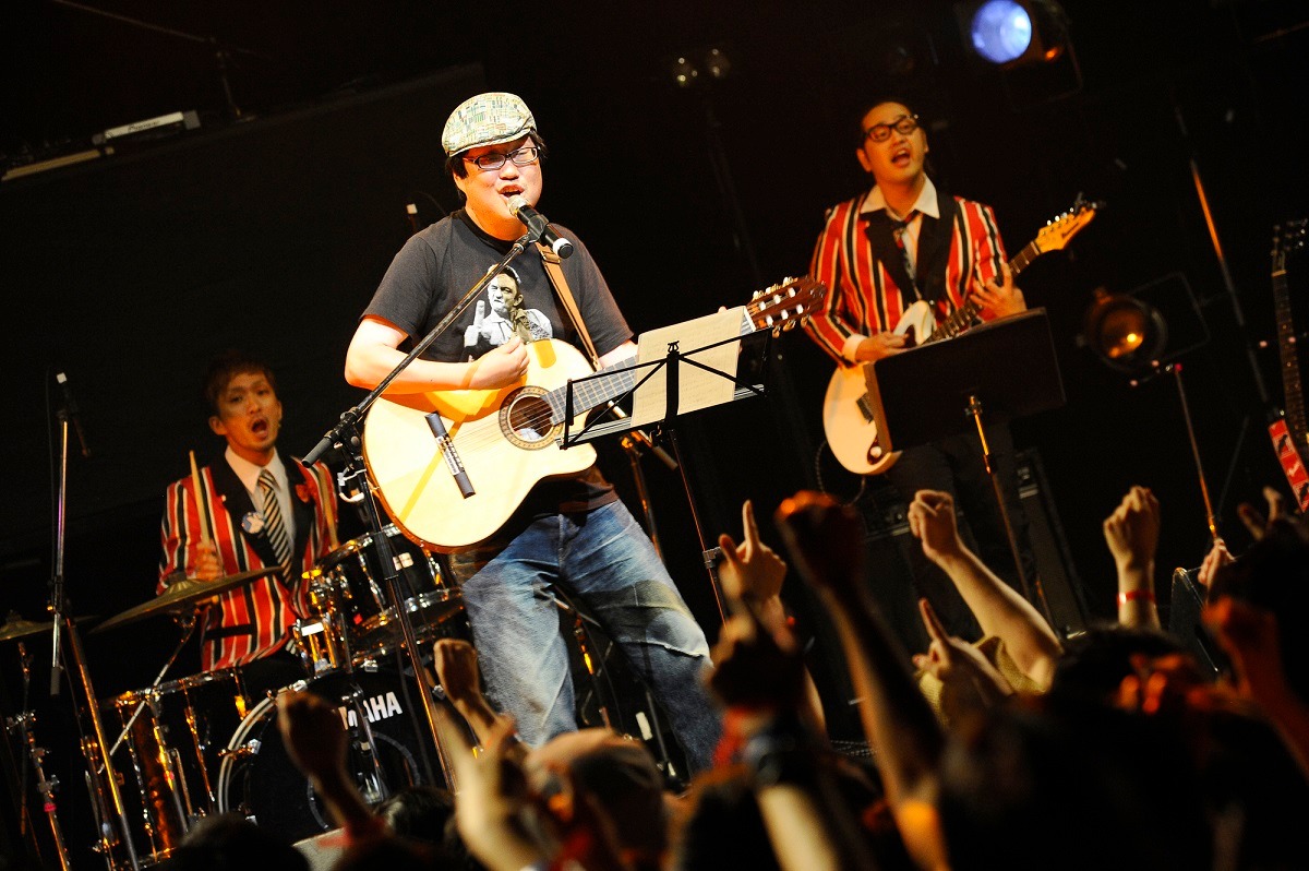 「やついフェススペシャル歌合戦」に登場した六角精児。