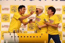 熱々のカルビを食べさせられる内山信二（中央）。