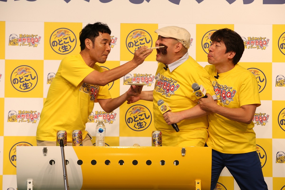 熱々のカルビを食べさせられる内山信二（中央）。