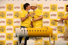 キスをする（左から）ダチョウ倶楽部・寺門、内山信二。