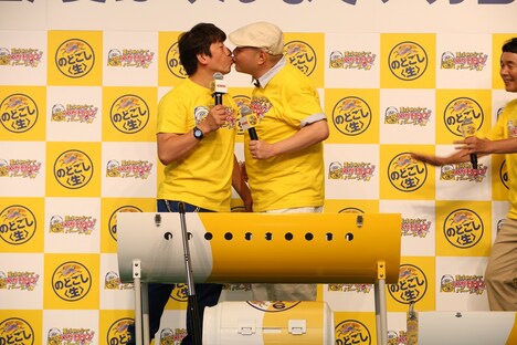 キスをする（左から）ダチョウ倶楽部・寺門、内山信二。