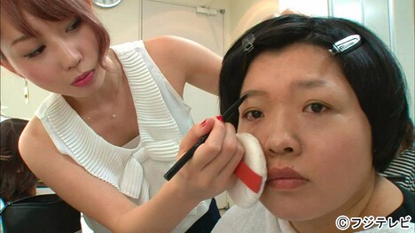 変身メイクで顔面を北川景子のようにする、おかずクラブ・オカリナ（右）。