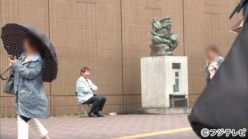 恵比寿駅西口の「えびす像」の横に座る蛭子能収。