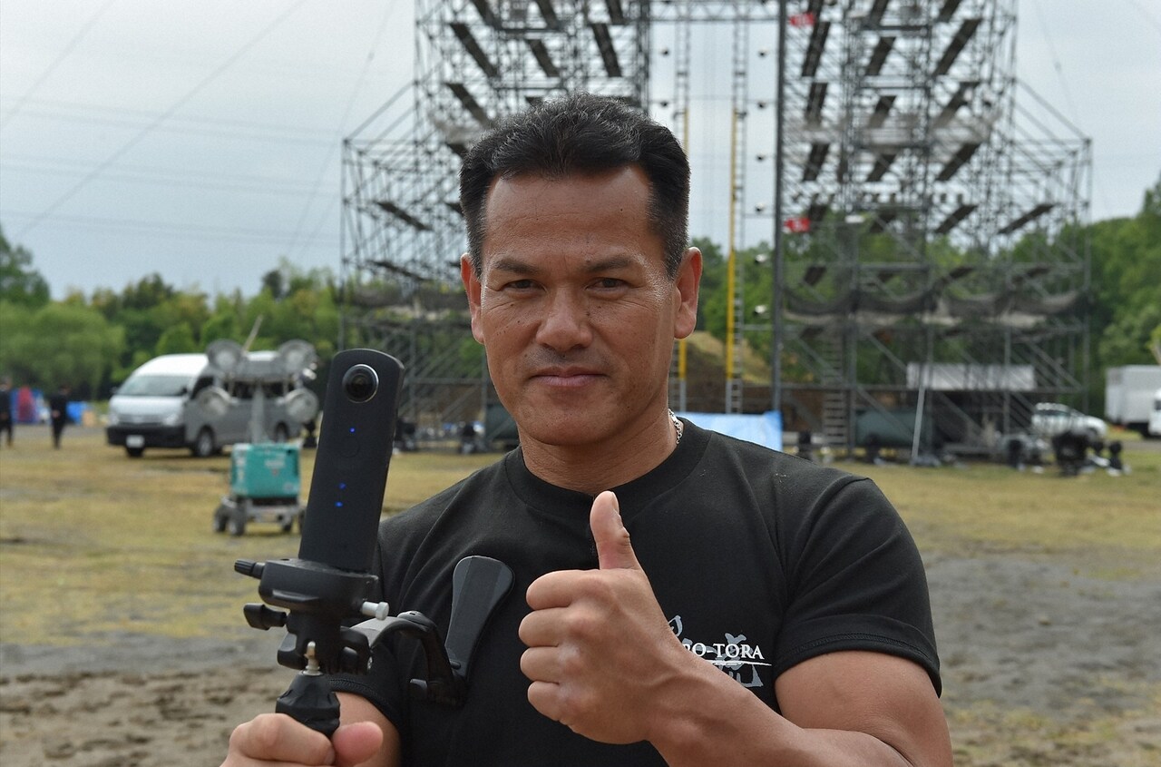 360度カメラを使って「SASUKE」の各エリアを解説するミスターSASUKE・山田勝己。(c)TBS